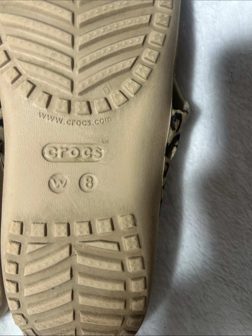 CROCS Women’s Tan Flip Sandals with Leopard-Print Straps(sz8)